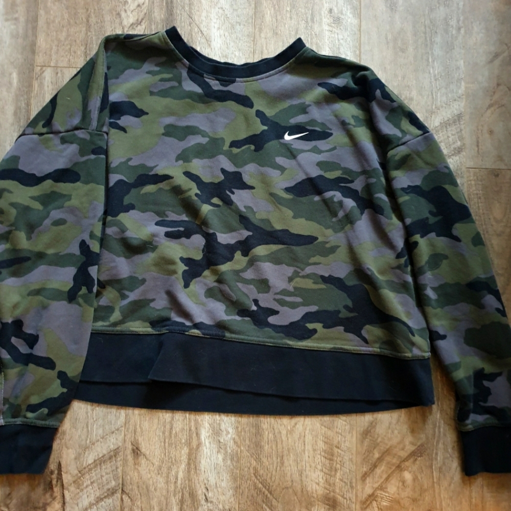 Nike Dri-Fit Croped Sweater.